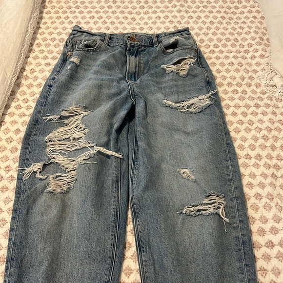 American Eagle Relaxed Mom Jeans Size 4 Destructed High Waist Light Wash - Picture 11 of 14